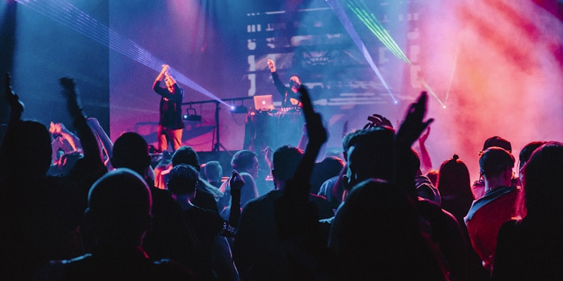 在线体育球迷社区互动交流热闹场景